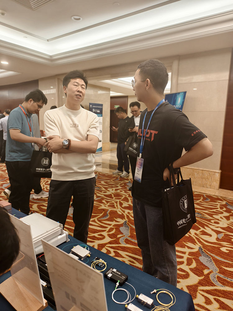 与参会者沟通图3