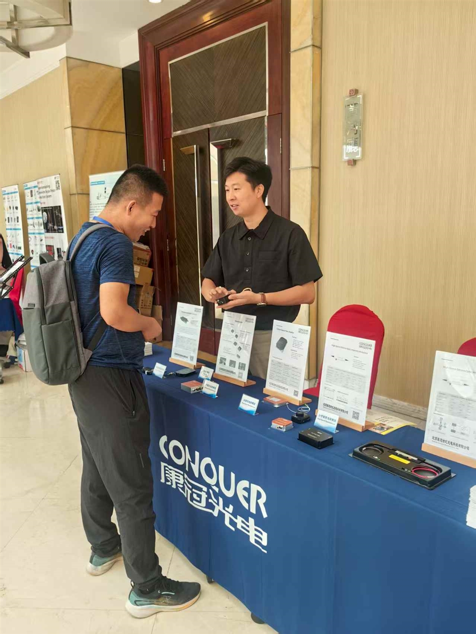 展会现场与会者沟通图 展会现场与会者沟通图